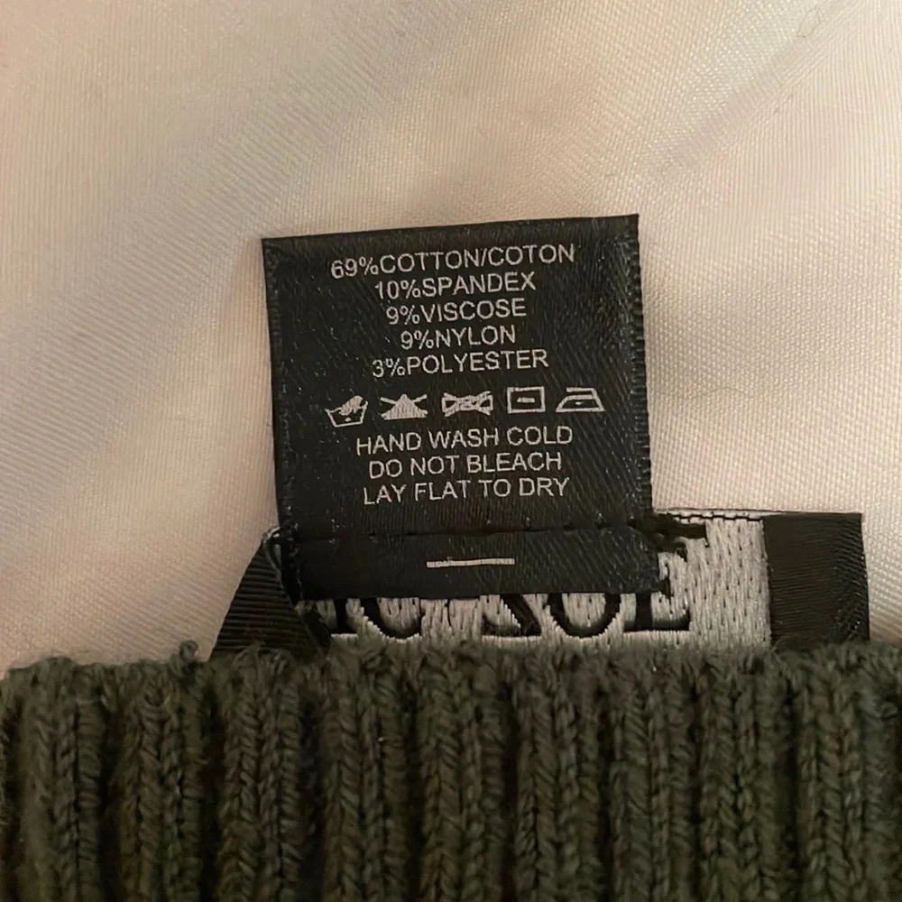 NWOT knit gloves